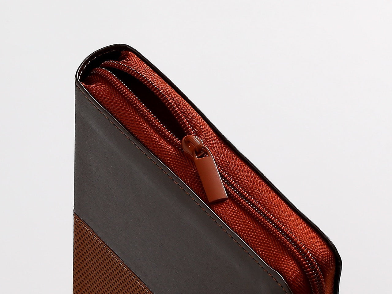 Biblia NVI Peninsular tamaño manual letra grande Tricolor café