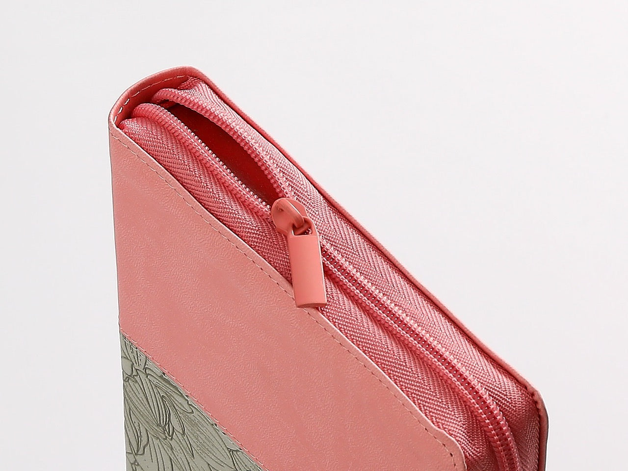 Biblia NVI Peninsular Tamaño manual letra Grande Tricolor Rosa